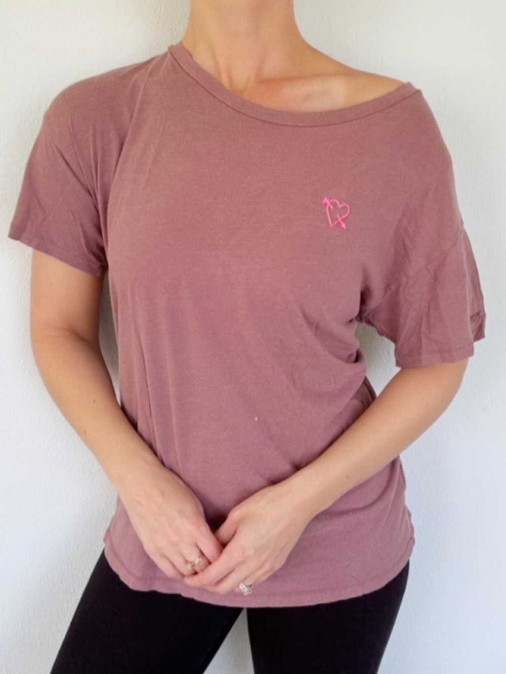 PINK Victoria’s Secret mauve heart arrow short sleeve cotton tee size medium